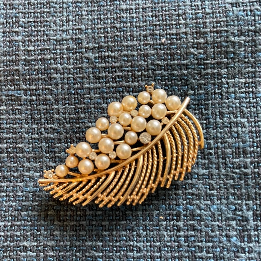 Vintage Lisner gold toned leaf brooch pin with pearls and rhinestones
